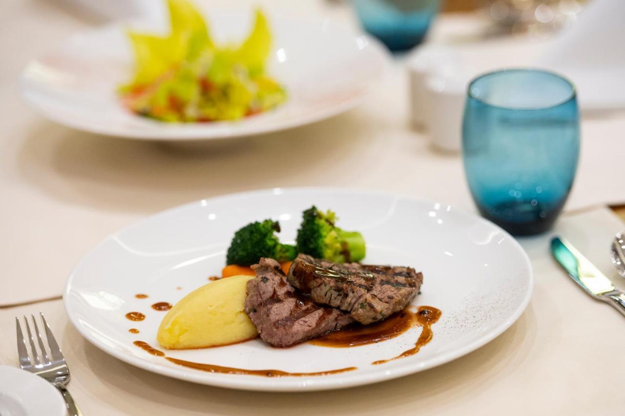 Barcelo Al Jaddaf, Dubai Hotel Екстериор снимка A plate of food